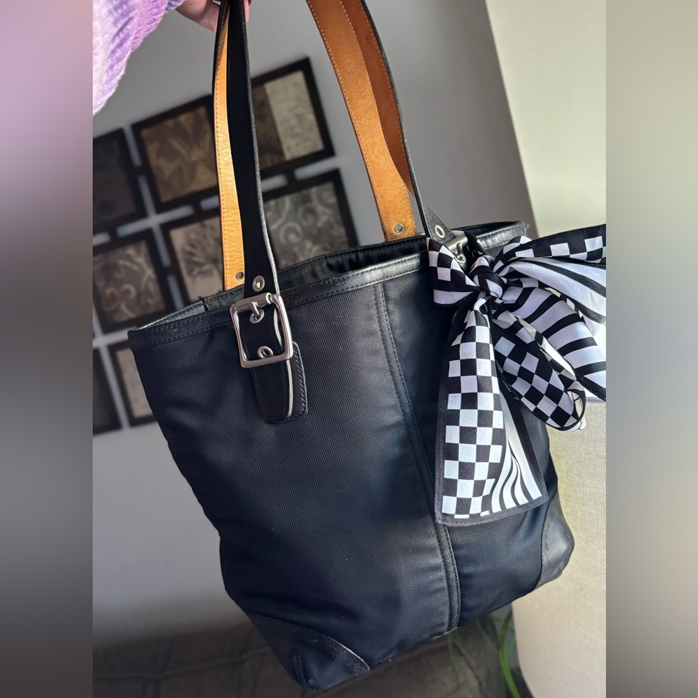 RARE🔥Authentic COACH 1941 (VINTAGE) leather/canvas zip top closure tote - Picture 2 of 11